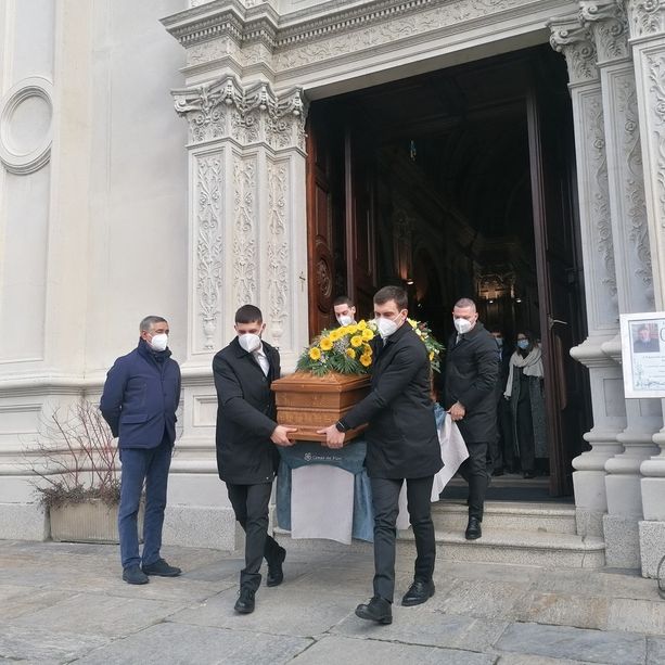 VIDEO. Chiesa gremita, lacrime e un tenero applauso per l'ultimo saluto a Giancarlo Pignone. «La sua generosità ci guiderà per sempre»