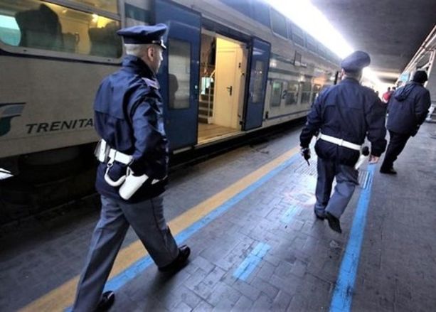 Minaccia passeggera con una siringa e poi si dilegua alla stazione