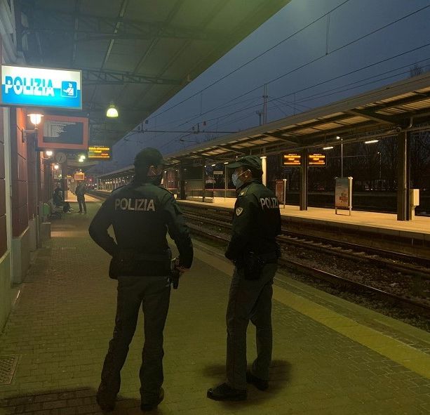 Tenta di strappargli il cellulare e lo prende a pugni: 19enne arrestato in stazione a Varese