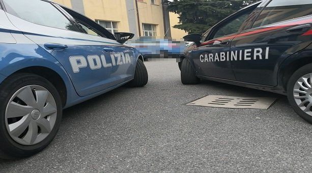 «Ti faccio esplodere la faccia». Marito violento arrestato per maltrattamenti alla moglie e ai figli piccoli
