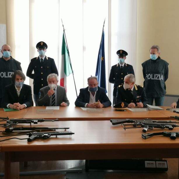 FOTO E VIDEO. Kalashnikov, uzi e granate, sequestrato un arsenale di armi da guerra a Gallarate