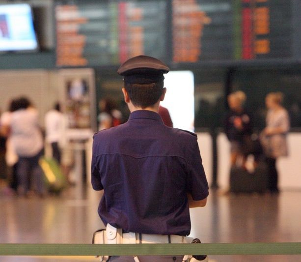 Chiede aiuto alla polizia armato di spranga nell'area check in di Malpensa: denunciato nigeriano