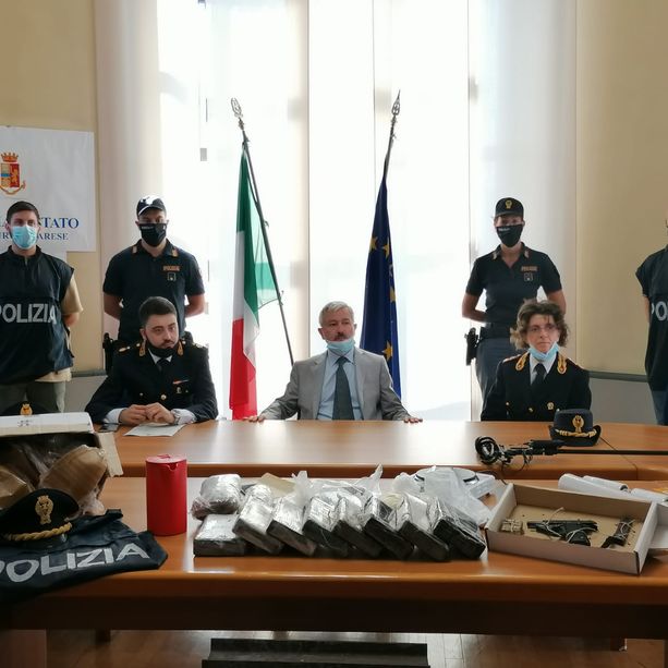 VIDEO. Raffineria di cocaina a Vergiate, la Polizia sequestra 12 chili di droga per oltre mezzo milione di euro