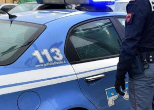 Coppia di ladri ruba profumi e prodotti elettronici, poi fugge in Jaguar: presi dalla polizia