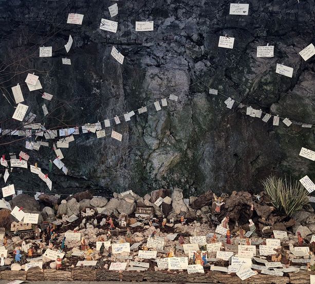 «Solo noi bambini possiamo salvare la Terra»: quei bigliettini scritti con il cuore nel presepe di tutti al Sacro Monte