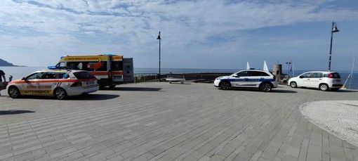Tragedia in Liguria, accusa un malore in spiaggia: morto un turista della provincia di Varese