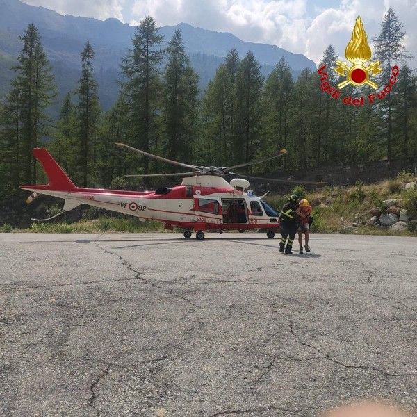 Escursionisti si perdono a Macugnaga, recuperati dall'elicottero dei vigili del fuoco di Varese