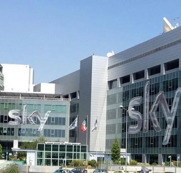 Abitava a Germignaga l'uomo morto dopo la tentata intrusione nella sede di Sky. Disposta l'autospia, indagate le due guardie