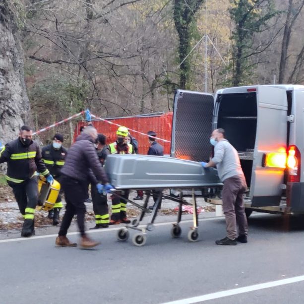 VIDEO e FOTO. Cadavere trovato alla grotte di Valganna, ferite compatibili con una caduta