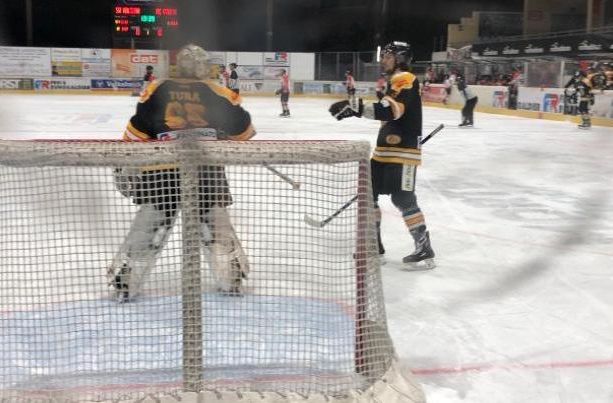 HOCKEY. Porte chiuse, cuore grande: il Varese vince ancora e vede la semifinale, i tifosi dei Mastini urlano di gioia nel silenzio