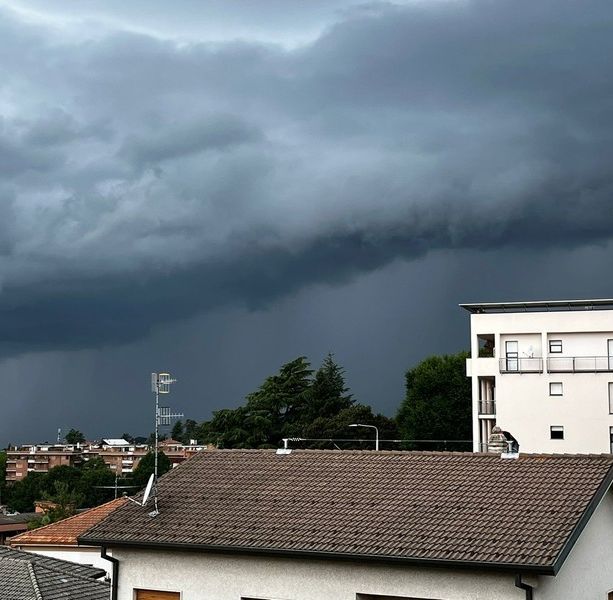 FLASH. Meteo Svizzera dirama in serata l'allerta di grado 3 (pericolo marcato) per temporali violenti