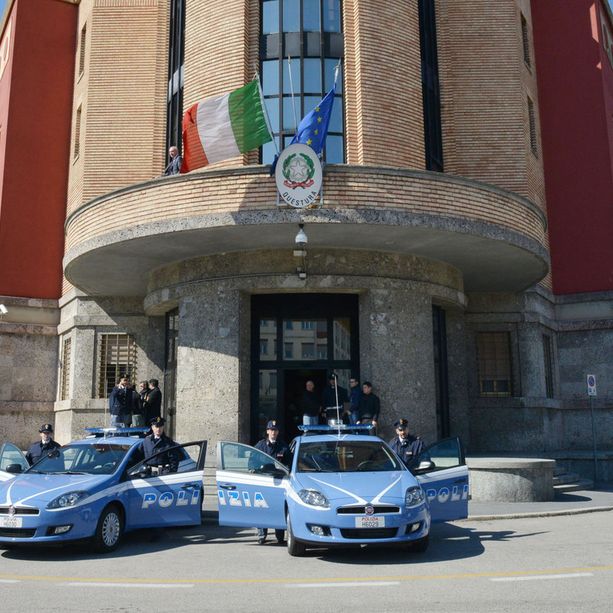 Ha appuntamento con una escort, ma all'incontro si presentano due ragazzi e lo rapinano