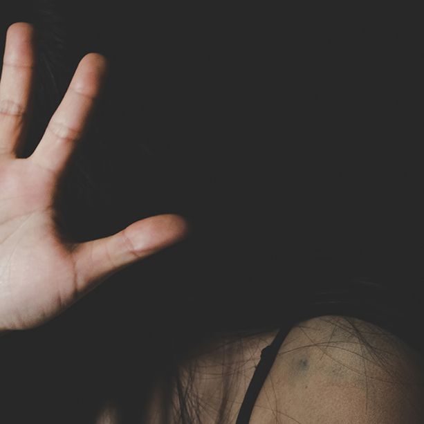 Prova ad abbordarla in treno e poi la segue a casa per violentarla,  trentenne varesino in manette