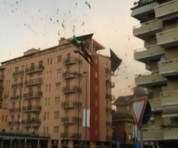 VIDEO. Luino, il tetto di una casa scaraventato in strada dalla furia del vento