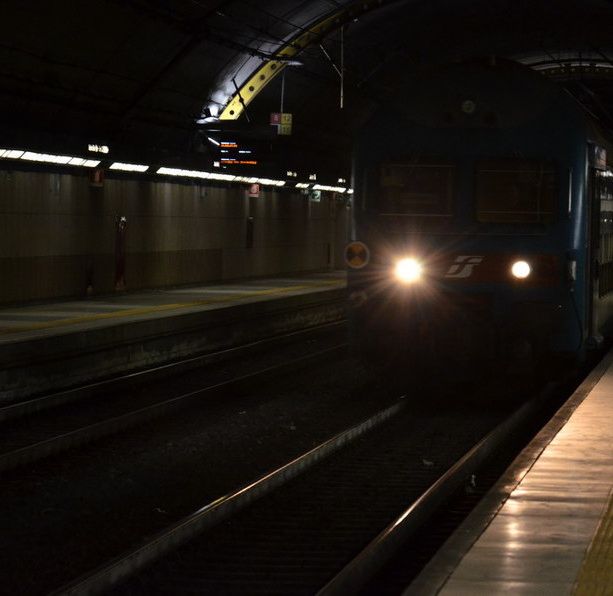 Investimento sui binari a Meina, muore donna. Treni in tilt