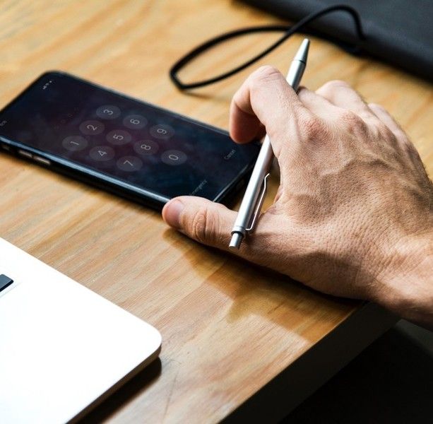 Truffa telefonica sui cellulari, la denuncia di una cittadina: «Mi scalavano ogni settimana 5 euro, mai installato nessun servizio»