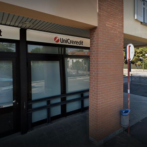 Anziana preleva in banca, passante la deruba. Caccia all'uomo a Cassano Magnago