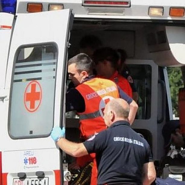 Incidente tra un'auto e una moto nei pressi dell'ospedale di Cittiglio: ferita una donna di 52 anni