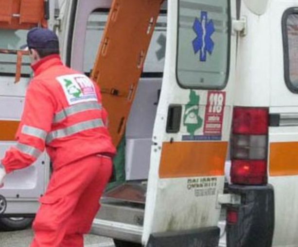 Paura a Venegono Superiore, 28enne cade dalla moto e finisce in ospedale