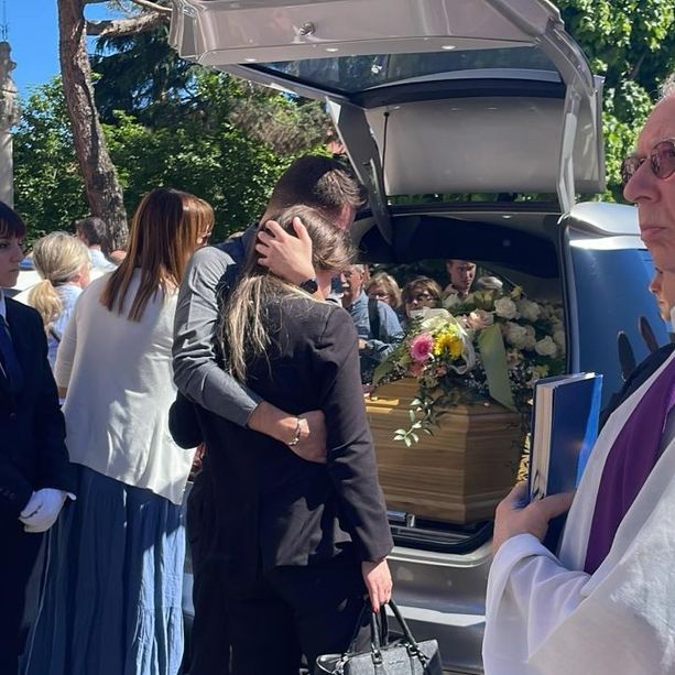 VIDEO e FOTO. L'ultima carezza di Angera a Mariagrazia Brovelli tra musica e lacrime: «Grazie per tutto quello che ci hai dato, sei stata luce per tutti»