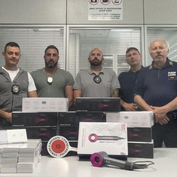 Sull'auto avevano 12 asciugacapelli e nella camera d'albergo 63 caricabatterie portatili di marca, tutti contraffatti. Denunciate ad Arcisate due persone