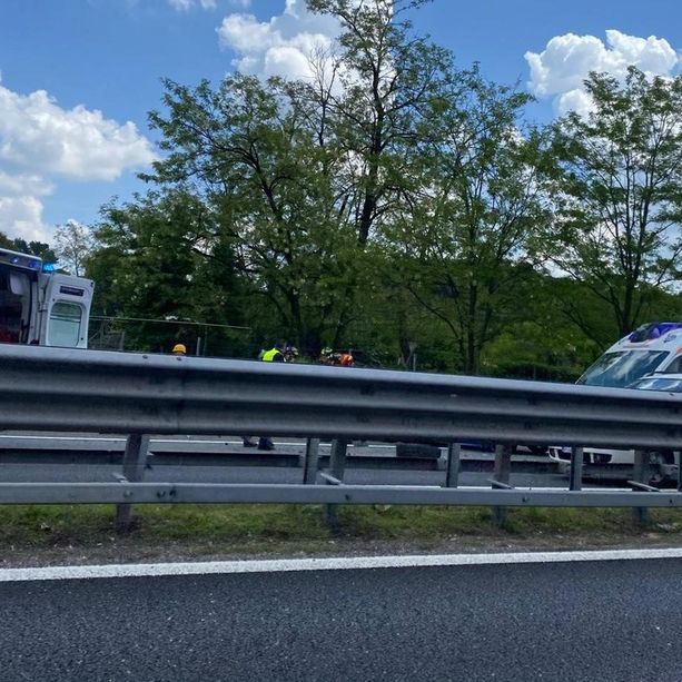 Schianto in Autolaghi nei pressi dell'uscita di Solbiate Arno, quattro persone soccorse. Traffico in tilt