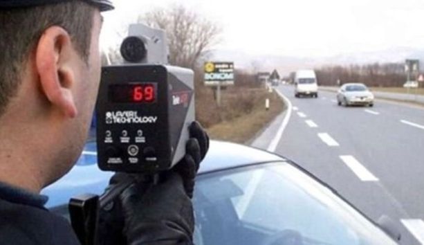 Diciannovenne sfreccia a 175 km/h sul Sempione: patente ritirata e 845 euro di multa