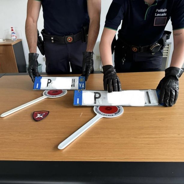 Circolava su un'auto con le targhe contraffatte con il nastro adesivo bianco: denunciato un automobilista a Besozzo