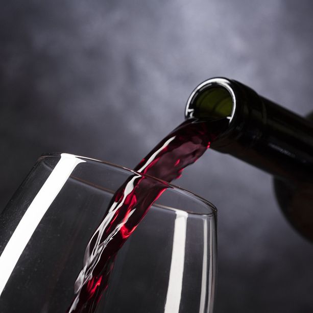 Contraffazione di vini francesi spacciati per pregiati: le etichette illegali passavano anche dall'aeroporto di Malpensa