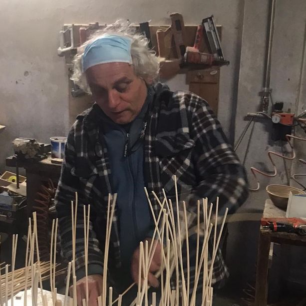 Nel laboratorio cesteria di Brebbia di Italo Binda, dove il tempo pare essersi fermato: «Da 50 anni non riesco a smettere di fare andare le mani e intrecciare»