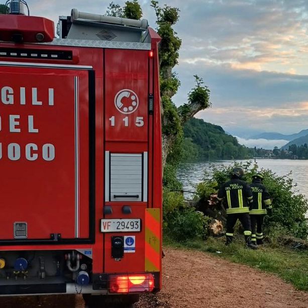 Auto con a bordo due ragazzi abbatte un albero e finisce nel Ceresio a Brusimpiano