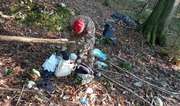 Spaccio nei boschi di Caravate, arrestato un pusher
