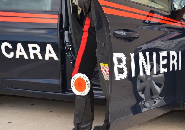 Maxi rissa in piazza a Vedano Olona, una dozzina le persone coinvolte