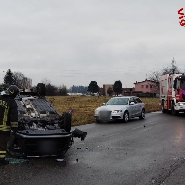 FOTO. Incidente stradale con ribaltamento a Cassano Magnago: estratta dal veicolo dai vigili del fuoco una 45enne