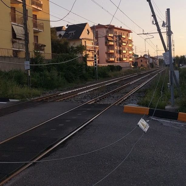 Camion travolge i piloni dell'alimentazione dei treni del passaggio a livello di Gazzada: circolazione ferroviaria sospesa