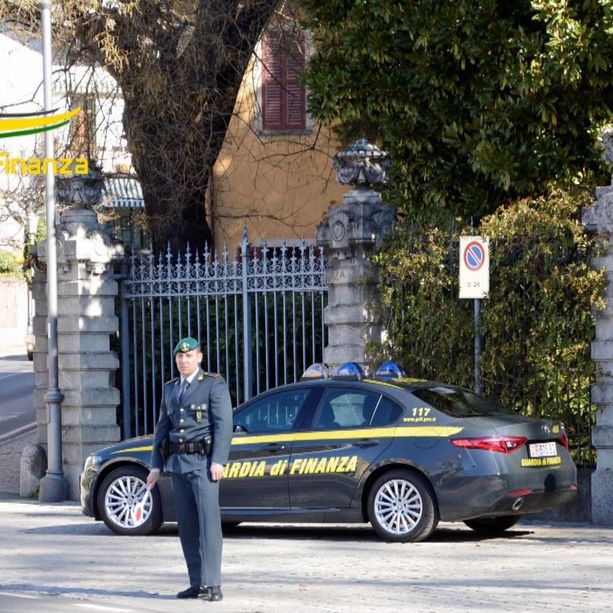 Traffico illecito di auto di lusso e frodi fiscali internazionali: sequestri e indagini anche in provincia di Varese