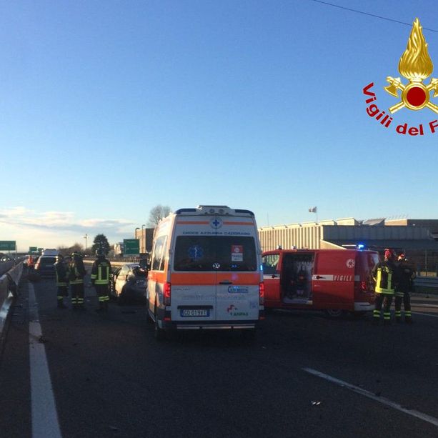 Schianto sull'autostrada A9: tre auto coinvolte e due persone ferite. In volo anche l'elisoccorso