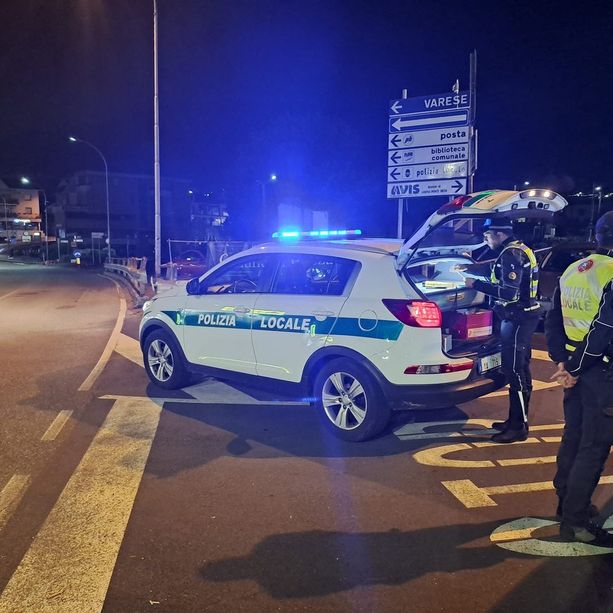 Controlli notturni della polizia locale di Lavena Ponte Tresa: tre denunce e due patenti ritirate