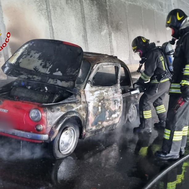 FOTO. Fiat 500 d'epoca prende fuoco nella galleria sulla Sp69 a Laveno: illesa la conducente