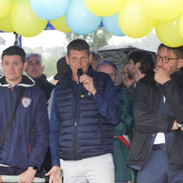 FOTO. I figli di Gigi Riva a Leggiuno per l'intitolazione del campo sportivo al loro grande papà campione: «Legame indissolubile, indimenticabili le partitelle all'oratorio di San Primo»
