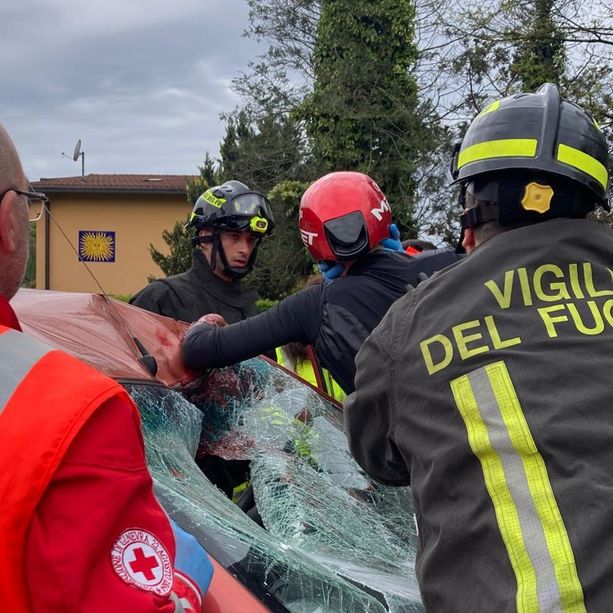 FOTO. Ciclista investito da un'auto a Cremenaga sfonda il parabrezza e rimane incastrato con un braccio: liberato dai vigili del fuoco