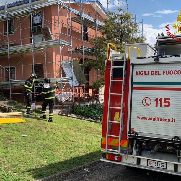 Cadono da un ponteggio a Luino, feriti gravemente due operai