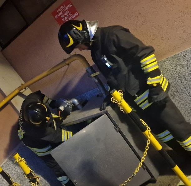 Fuga di gas in un condominio di Luvinate, allarme rientrato