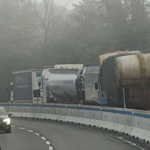 Incidente tra camion in superstrada a Mercallo, traffico in tilt