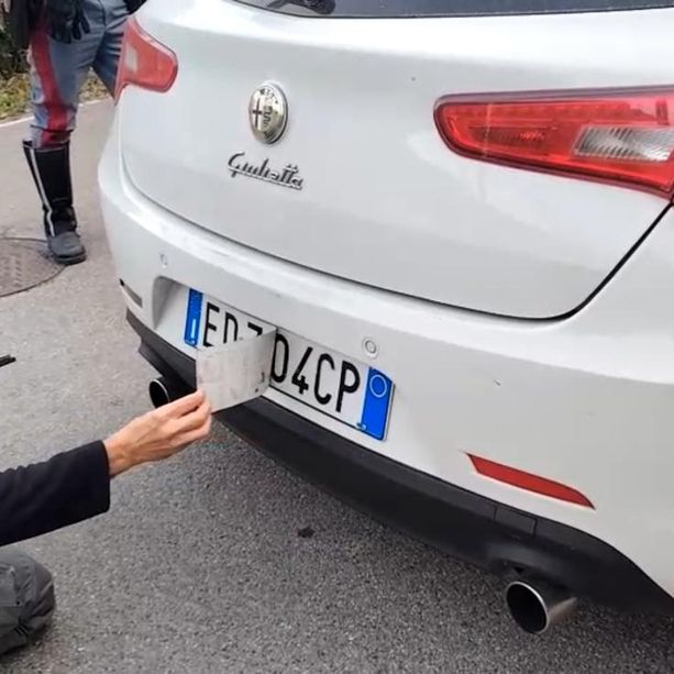 FOTO. Circolavano su un'auto con targa clonata: presa una banda di ladri d'appartamento che agiva in Valceresio e Valganna