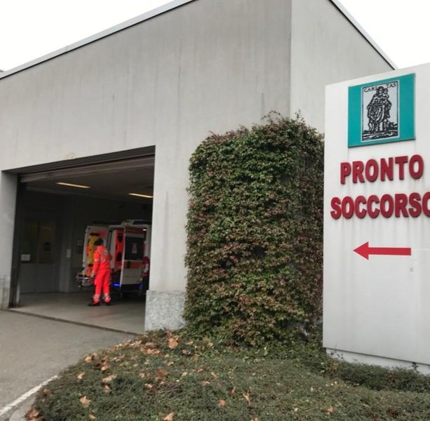 Violento scontro tra un'auto e una moto sulla statale 233 a Lozza, in gravi condizioni il motociclista 38enne