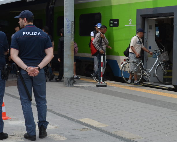 Minaccia di morte il capotreno, arrestato alla stazione di Malnate un 31enne extracomunitario ricercato