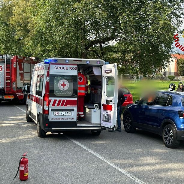 Auto finisce contro un palo a Samarate, soccorso un 72enne: in azione anche i vigili del fuoco