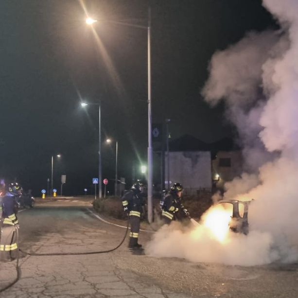 FOTO. Paura nella notte a Sesto Calende, auto prende fuoco: illese le due persone a bordo