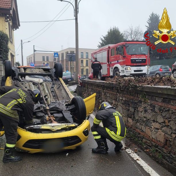 Auto ribaltata sul Sempione a Sesto Calende: ferita una donna di 51 anni